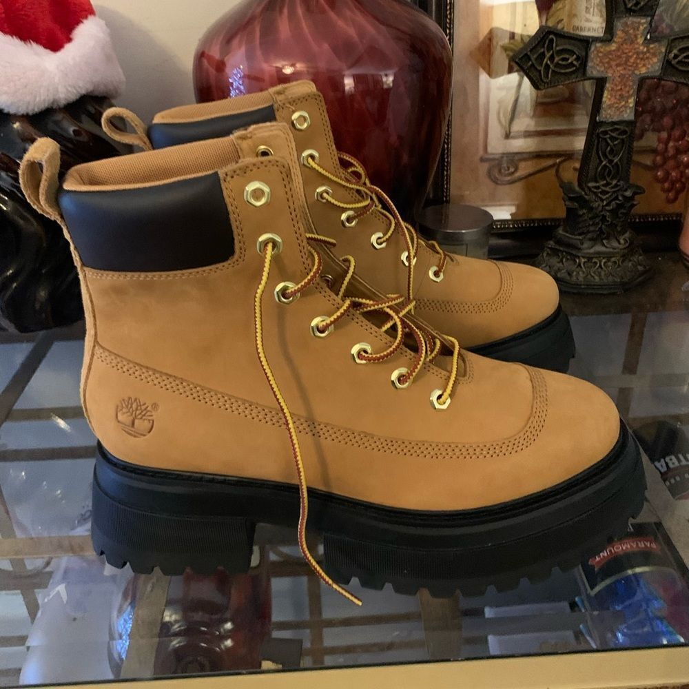 Women stacked Timberland boots size 10